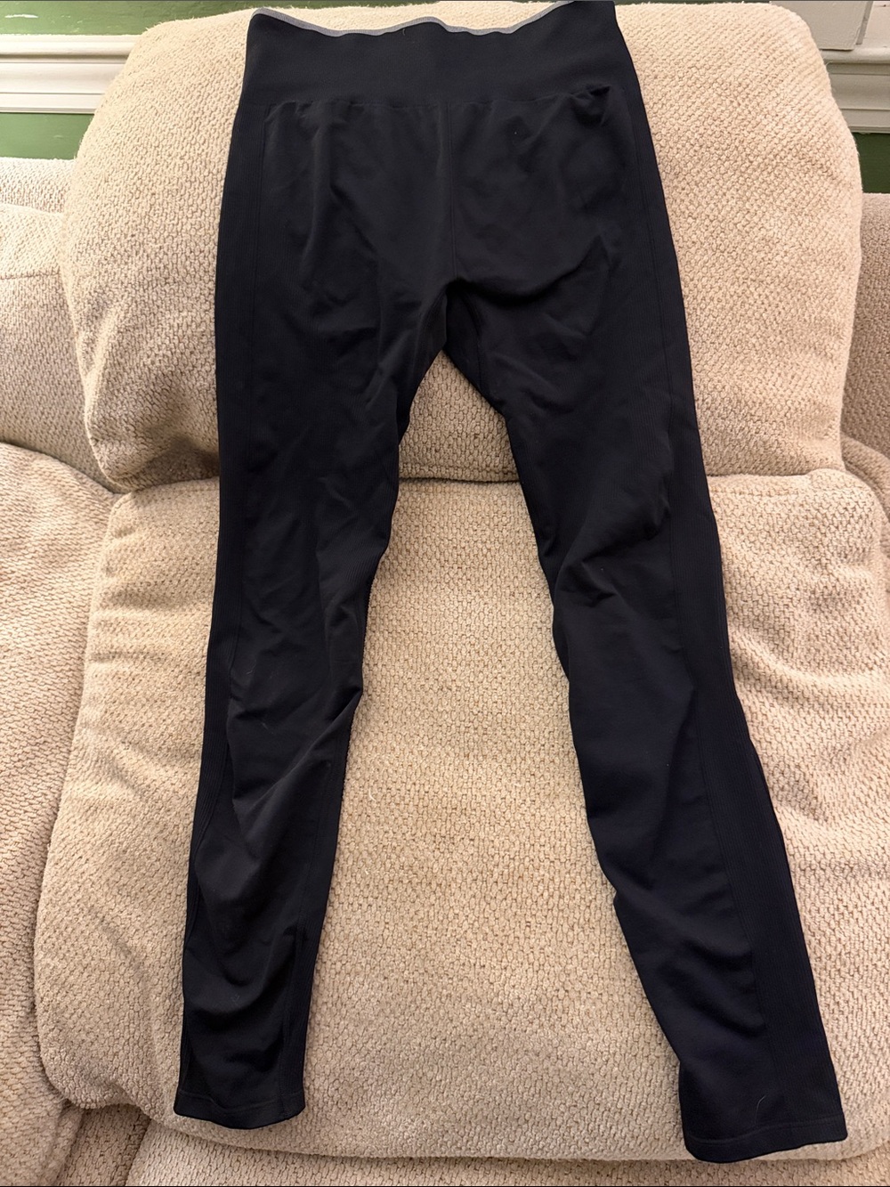 Uniqlo Airism seamless high rise leggings.